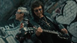 Siellähän se Black Sabbathin riffilordi tykittelee! Robbie Williamsin ja Tony Iommin yhteisbiisi sai musiikkivideon
