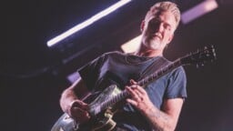 Josh Homme oli ennen ehdottomasti vanhan kulttibändin paluuta vastaan, mutta nyt ääni kellossa on muuttunut – ”Olen itse asiassa puhunut siitä…”