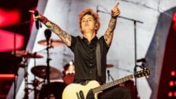 Tunteet kuumenivat Green Dayn keikalla: ”Nyt lopetat tai vedän sinua turpaan”, Billie Joe Armstrong huusi fanille