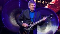 Rushin Alex Lifeson: ”En ole koskaan ollut kovin itsevarma soittajana”