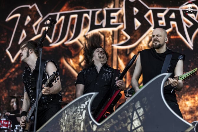 ”Se tuli täysin tyhjästä” – Battle Beastin Eero Sipilä puhuu Noora Louhimon lähdöstä ja uuden laulajan pestaamisesta