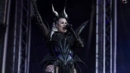 ”Ei todellakaan tullut fiilis, että minut otetaan vastaan avosylin” – metalliyleisö ei ollut Noora Louhimolle aluksi suopea