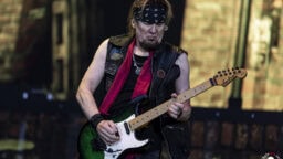 Melkoinen ryhmä lavalla: kaksi Iron Maiden -muusikkoa ja Toolin basisti jamittelivat vanhan ajan rockia