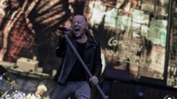 Bruce Dickinsonin tulevalla musiikkivideolla nähdään useista kauhuelokuvista tuttu näyttelijä – julkaisi otoksen kuvauksista