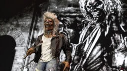 ”Siinä on joitain juttuja, mitä ei ole koskaan aiemmin tuotu esiin” – Adrian Smith kertoo tulevasta Iron Maiden -dokkarista