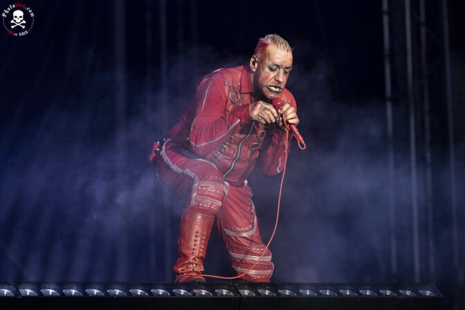 Sinulla ei ole sydäntä, toteaa Till Lindemann – tällaista menoa nähtiin Rammstein-laulajan sooloyhtyeen keikalla Puolassa