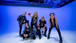 Uhka vai mahdollisuus? Ysärihitti Pop-musiikkia päivitettiin nykyaikaan uusien laulajien kera