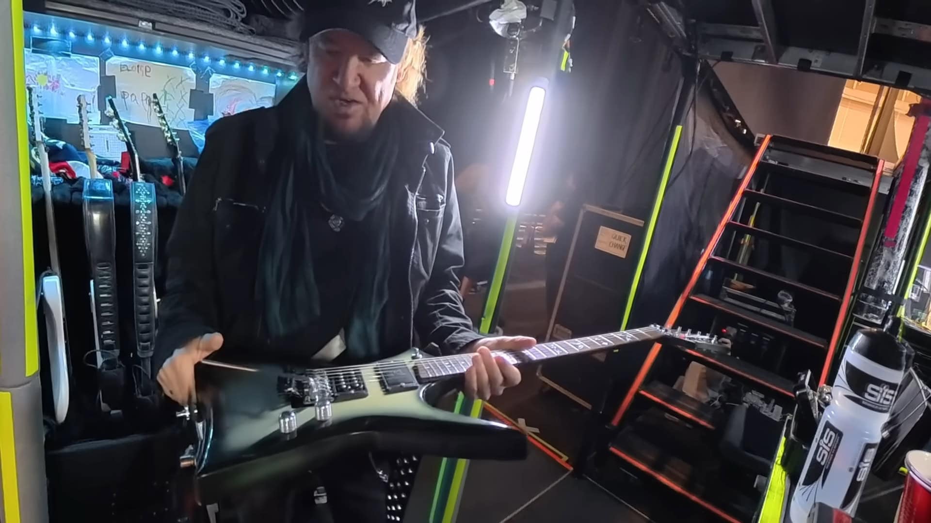Iron Maiden -kitaristi esitteli kiertuevälineistöään tubettajanakin tunnetulle The Haunted -kepittäjälle – katso video