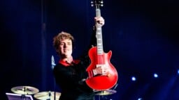 Green Day pyysi fanin lavalle soittamaan bändin viimeistä biisiä – tämä alkoikin soittaa ihan muuta
