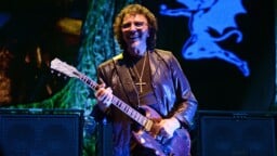 ”Kerronpa yhden hauskan tarinan” – Tony Iommi muistelee, millaista oli kokoontua Sabbathin kera pitkän tauon jälkeen