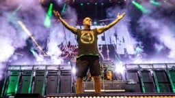 Kappas vaan! Panteran Phil Anselmo poseeraa tuoreissa kuvissa suomalaisen black metal -pioneerin paidassa