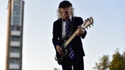 AC/DC kävi laittamassa Tallinnan sekaisin – tältä yhtyeen keikalla näytti yleisöstä käsin