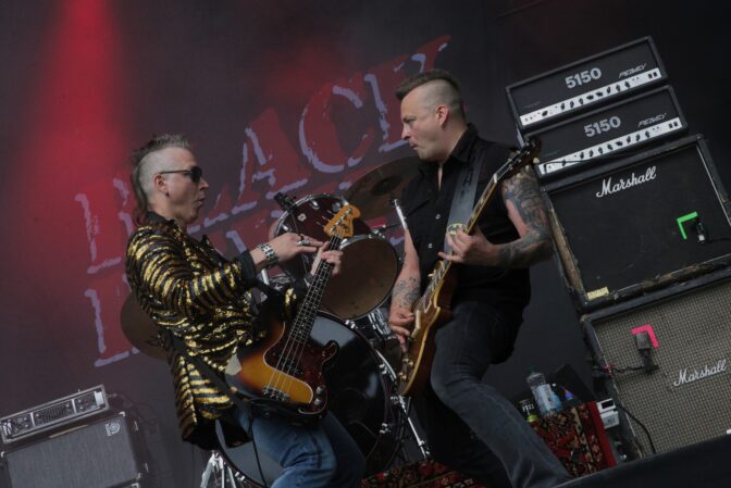 Hurriganesin henki elää ja voi hyvin – Ile Kallion ja Janne Louhivuoren kera esiintyvä Black Devils julkisti juhlakonsertin