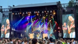 Livearvio: Voi kuinka me albumiraitoja kaivataan – Eppu Normaali touhusi Tampereella hittitakuulla