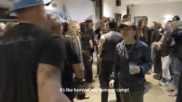 Melkoinen luokkakokous – Metallica julkaisi lämminhenkisen videon Ozzy-keikan kulisseista