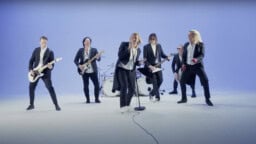 Kenenkä idea se Rock-musiikkia oli? Katso minidokkari Pop-musiikkia-hitin uuden version tekemisestä