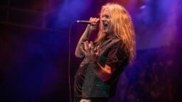 Sebastian Bach tylyttää Youtuben ”laulueksperttejä” – ”Tekisi mieleni potkia munille”