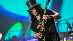 Slash käytti Wackenissa tilaisuuden hyväkseen – vieraili toisen kovan kitarasankarin keikalla
