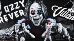 Ozzy Osbournen kotikaupungissa tehtiin kunniaa pimeyden prinssille – jalkapallojoukkueet marssivat kentälle klassikon soidessa