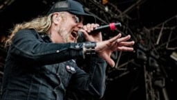 At the Gates tiedottaa huolestuttavia uutisia – syöpää sairastava keulakuva on sairaalassa ”ympärivuorokautisessa tarkkailussa”