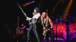 Millaisessa keikkakunnossa 77-vuotias Alice Cooper on nykyään? Tarkasta omin silmin