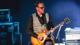 Elävä bluesrock-legenda Joe Bonamassa saapuu Suomeen