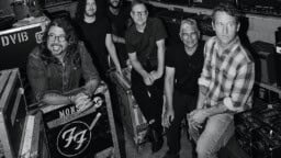 Foo Fighters yllätti ja soitti ensimmäisen keikan uuden rumpalinsa kanssa hyvin intiimeissä tunnelmissa