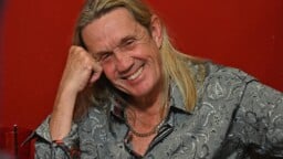 Oletko kaivannut Nicko McBrainin hunajaista ääntä ja lennokkaita läppiä? Ex-Iron Maiden -rumpalilla on sinulle hyviä uutisia