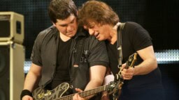 Vaikka Eddie Van Halen olikin legendaarinen soittaja, yhdessä asiassa hän oli surkea, sanoo Wolfgang Van Halen