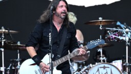 Foo Fighters julkaisi uuden biisin – ”Mikä on todellista”, haluaisi Dave Grohl kaverin puolesta kysellä