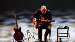 ”Minulle Kirjamessut on ollut lähinnä nöyryyttävä kokemus” – Kauko Röyhkä sanoo taas suoria sanoja kirjailijan arjesta