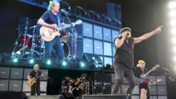 Yksinkertainen on kaunista: AC/DC:n rumpali esittelee, millaisella rumpusetillä rokkihommia hoidellaan