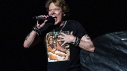 Onko vanhan ajan Axl Rose palannut? GNR-laulaja viskoi Argentiinassa mikrofoninsa rumpusettiä päin