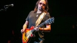 Ace Frehley laskettiin haudan lepoon – Kiss-muusikot olivat paikalla hyvästelemässä edesmenneen toverinsa