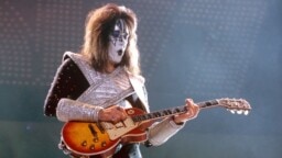 Legendaarinen Kiss-kitaristi Ace Frehley on kuollut