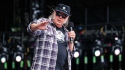 Neil Young vetää musiikkinsa pois Amazonista – ”Bezos tukee nykyhallitusta”