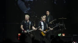 Livearvio: Dexter Holland ei ehkä osaa laulaa, mutta mitäs pienistä – The Offspring tarjosi mainion show’n