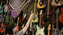 ”Tämän kitaran antoi minulle Yngwie Malmsteen” – Steve Vai esittelee kunnioitettavaa soitinvalikoimaansa