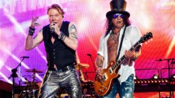 Guns N’ Roses päätti sitten juhlistaa uutta kiertuetta lennättämällä 500 droonia Los Angelesin ylle – katso video