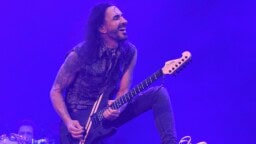 ”Jos sillä lavalla mokaa…” – Ozzyn jäähyväiskonsertissa soittaminen oli paitsi kunnia myös hermojaraastavaa, toteaa Extreme-kitaristi