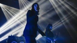 Kirja-arvio: Viimeinen kiertue raportoi HIMin uraa näkökul­masta, josta fanit, toimittajat ja elämä­kerturit eivät normaalisti katso