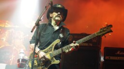 ”Se oli Lemmy joka lohduttikin minua” – Motörhead-pomon läheiset muistelevat legendan viimeisiä päiviä tuoreessa haastattelussa