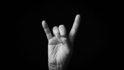 Missikisojen tuomareilta saattoi tipahtaa purkka lattialle, kun yksi kisaaja esitti lavalla ehtaa death metalia