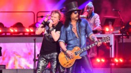 Guns N’ Rosesin ex-manageri viemässä bändiä oikeuteen – Syynä Alan Nivenin muistelmat