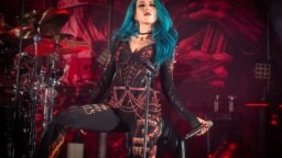 Juuri Arch Enemystä lähtenyt Alissa White-Gluz julkaisi saman tien soolokappaleen – video katsottavissa