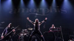 Olisi upouusi Amorphis-video nähtävänä! Tällaista menoa on nähty yhtyeen keikoilla viime aikoina