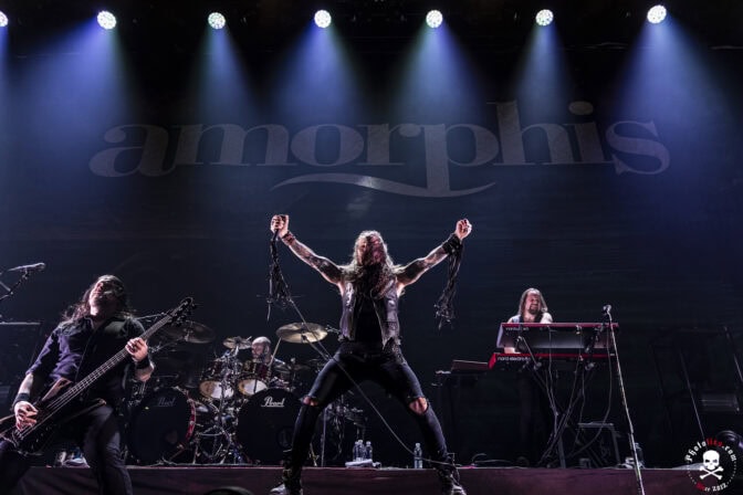 Olisi upouusi Amorphis-video nähtävänä! Tällaista menoa on nähty yhtyeen keikoilla viime aikoina