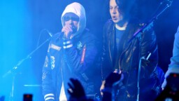 Mitä tapahtuu kun Jack White ja Eminem yhdistävät voimansa? Tälläistäkin nähtiin jalkapallo-ottelun väliajalla