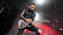 Iron Maiden -basistin poika joutuu jättämään perustamansa yhtyeen – terveysongelma pakottaa luopumaan live-esiintymisistä