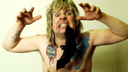 Voi lepakkoparkoja – Ozzy Osbournen alle 3-vuotias lapsenlapsi tallustaa näemmä isoisänsä jalanjäljissä